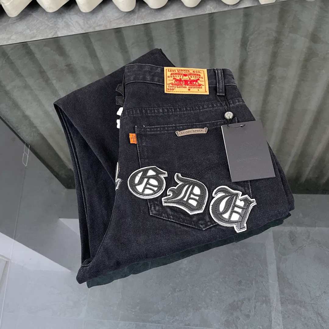🅿️280 original development, hardware customization, chrome hearts Chengdu limited, new city limited jeans, Chrome Hearts city limited jeans, vintage levis, American-made 501 black and gray base version, Levi's American-made 501 base version, imported sheepskin, 925 silver jewelry remake [Top heavy industry fashionable design] Consistently made in high street luxury style. Speaking of this style, the Zangyin family and GU family are definitely the leading representative brands. Especially the Zangyin family has really achieved a state-of-the-art effect in creating high street style. The unique washed material is used to create this style. The color system is quite eye-catching. It is decorated with patchwork cross flowers, which cleverly highlights the charm of the brand. Secondly, this style uses classic The high-waist cutting design highlights the long legs and fashionable temperament of the upper body. The brand is highly recognizable and the slim fit configuration is more suitable for daily wear. It is a product that interprets personality, fashion, and specifications at a glance. This single product is enough to make any fan excited. It can be a white T-shirt for youthful preppy style, or a tight suspender for lady style. It has strong matching ability and can be easily controlled by men.  [Material and craftsmanship] Needless to say, this point goes without saying. As an excellent craftsman brand, Zangyin has really perfect requirements for details and craftsmanship. The washed color of this model has gone through so many processes, not to mention the embellishment of the denim appliqués. It is also purely handmade and sewn. Just like what they believe in, only handmade things have soul and have the meaning of wear. A top-notch heavy-duty fashionable denim item, I look forward to your perfect interpretation! !